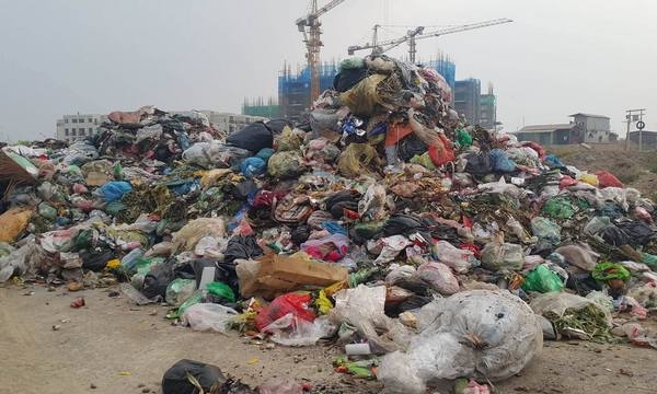 Hà Nội: Đống rác khổng lồ bất ngờ xuất hiện gần khu dân cư